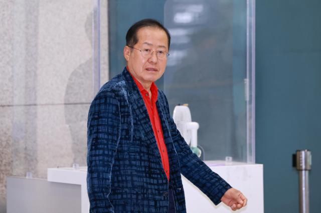 홍준표 전 대구시장이 17일 인천국제공항 제1여객터미널을 통해 귀국하고 있다 홍 전 시장은 지난 4월 국민의힘 대선 후보 경선에서 패배한 뒤 탈당하고 미국 하와이에 머물렀다 사진연합뉴스