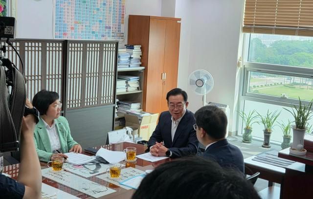 김민석 국무총리 후보자 인사청문특별위원회 이종배 위원장과 김현 배준영 여야 간사가 17일 오전 서울 여의도 국회 의원회관에서 사전 회동을 갖고 있다 사진김지윤 기자