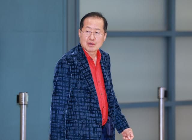 홍준표 전 대구시장이 17일 인천국제공항 제1여객터미널을 통해 귀국하고 있다 홍 전 시장은 지난 4월 국민의힘 대선 후보 경선에서 패배한 뒤 탈당하고 미국 하와이에 머물렀다 사진연합뉴스