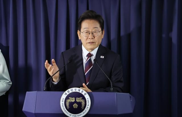 이재명 대통령이 16일현지시간 주요 7개국G7 정상회의 참석을 위해 캐나다 앨버타주 캘거리로 향하며 공군 1호기에서 기자간담회를 하고 있다사진연합뉴스