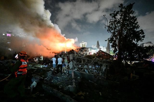 15일현지시간 이란의 미사일 공격 이후 중앙 이스라엘의 한 피격 지점에서 발생한 화재를 현지 주민들이 지켜보고 있다 사진로이터·연합뉴스