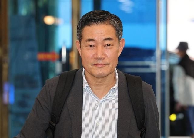 신원식 국방부 장관 후보자가 2023년 9월 19일 오전 서울 용산구 육군회관에 마련된 인사청문회 준비 사무실로 출근하고 있다 사진연합뉴스