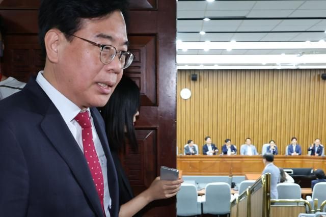 송언석 국민의힘 신임 원내대표가 17일 서울 여의도 국회에서 열린 초선 의원들과의 간담회에 참석하고 있다 사진연합뉴스