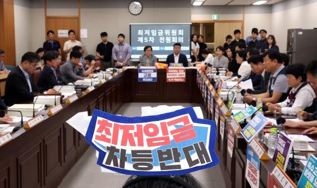 17일 정부세종청사에서 내년도 최저임금을 결정할 최저임금위원회 5차 전원회의가 열리는 동안 한 근로자위원이 최저임금 차등반대라고 쓴 머리띠를 하고 있다 사진연합뉴스