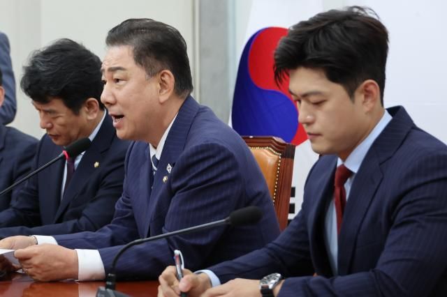 김병기 더불어민주당 당대표 직무대행 겸 원내대표가 17일 서울 여의도 국회에서 국민의힘 김용태 비상대책위원장을 예방하고 있다 사진연합뉴스