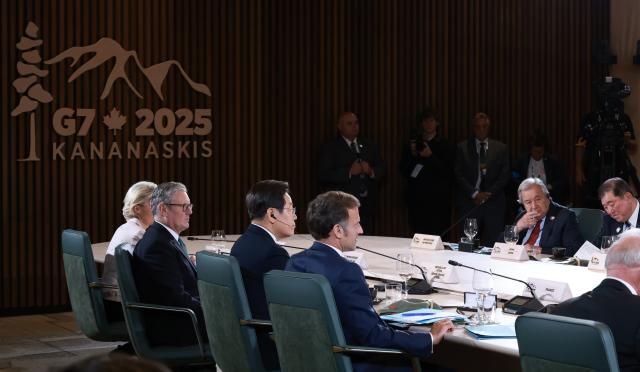 이재명 대통령이 17일현지시간 캐나다 앨버타주 카나나스키스 주요 7개국G7 정상회의장에서 업무 오찬을 겸해 열린 G7 정상회의 확대 세션에 참석해 있다 사진연합뉴스