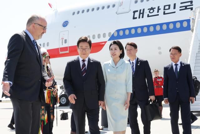 주요 7개국G7 정상회의 참석하는 이재명 대통령이 16일현지시간 캐나다 앨버타주 캘거리국제공항에 도착해 영접 인사와 함께 공항을 빠져나가고 있다 사진연합뉴스