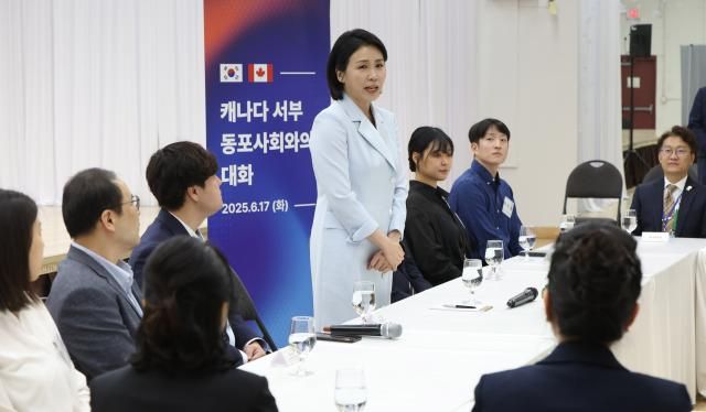 G7 정상회의에 참석하는 이재명 대통령과 함께 캐나다를 방문한 김혜경 여사가 17일현지시간 캘거리 한인회관에서 열린 캐나다 서부 동포사회와의 대화에서 인사말을 하고 있다 사진연합뉴스