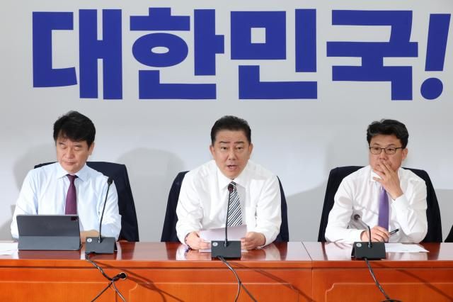 김병기 더불어민주당 당대표 직무대행 겸 원내대표가 17일 서울 여의도 국회에서 열린 원내대책회의에서 발언하고 있다 사진연합뉴스