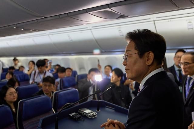 주요 7개국G7 정상회의 참석을 위해 출국한 이재명 대통령이 16일현지시각 캐나다 앨버타주 캘거리로 향하는 공군 1호기에서 기자간담회를 하고 있다사진연합뉴스