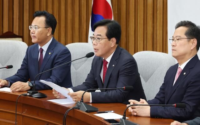 송언석 국민의힘 원내대표가운데가 17일 국회에서 열린 원내대책회의에서 발언하고 있다 사진연합뉴스