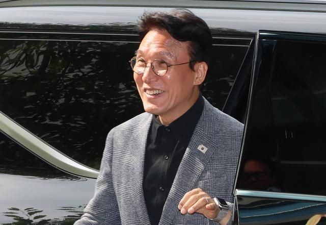 김민석 국무총리 후보자가 18일 서울 종로구 통의동 금융감독연수원에 마련된 청문회 준비단 사무실로 출근하고 있다사진연합뉴스