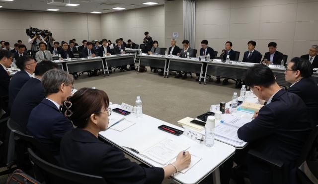 국정기획위원회 이한주 위원장을 비롯한 경제1분과 위원들이 18일 정부세종컨벤션센터에서 기획재정부 업무보고를 받고 있다사진연합뉴스