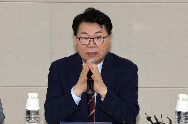 이한주 국정기획위원장이 18일 정부세종컨벤션센터에서 열린 경제1분과 기획재정부 업무보고에서 인사말을 하고 있다 사진연합뉴스 