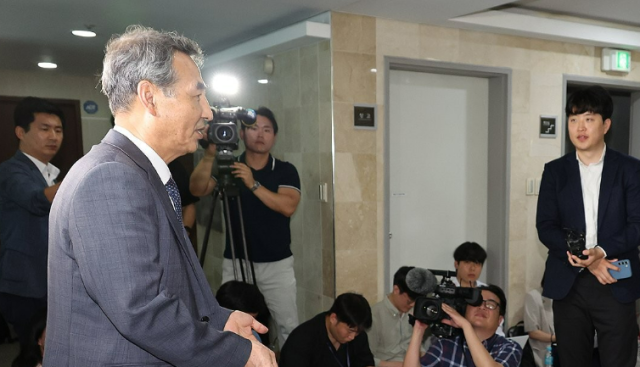 김건희 여사 의혹을 수사하는 민중기 특별검사가 지난 17일 서울 서초구 사무실 앞에서 취재진 질문에 답한 뒤 향후 공지사항이 있으면 알리겠다고 했다 사진연합뉴스