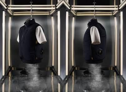 양쪽 허리 뒷편에 공기 순환을 위한 전용 쿨링 팬 장착으로 통기성과 흡습속건 기능이 우수한 볼디스트 에어로 쿨 베스트사진코오롱인더스트리FnC