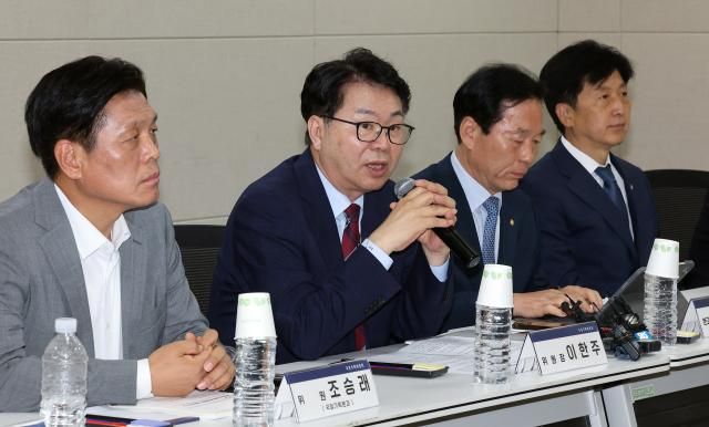 국정기획위원회 이한주 위원장이 18일 정부세종컨벤션센터에서 열린 경제1분과 기획재정부 업무보고에서 인사말을 하고 있다 사진연합뉴스