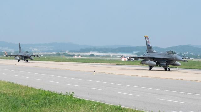 한미일 전투기 공중훈련이 18일 오전 제주 남방 공해상에서 실시됐다 사진은 이륙에 앞서 지상활주하고 있는 美 공군 F-16 전투기 사진공군 
