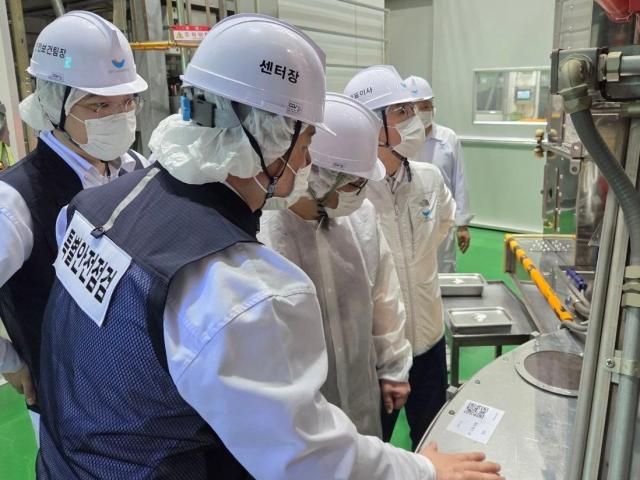 SPC그룹 관계자들이 생산센터 노사합동 안전점검을 벌이고 있다 사진SPC그룹