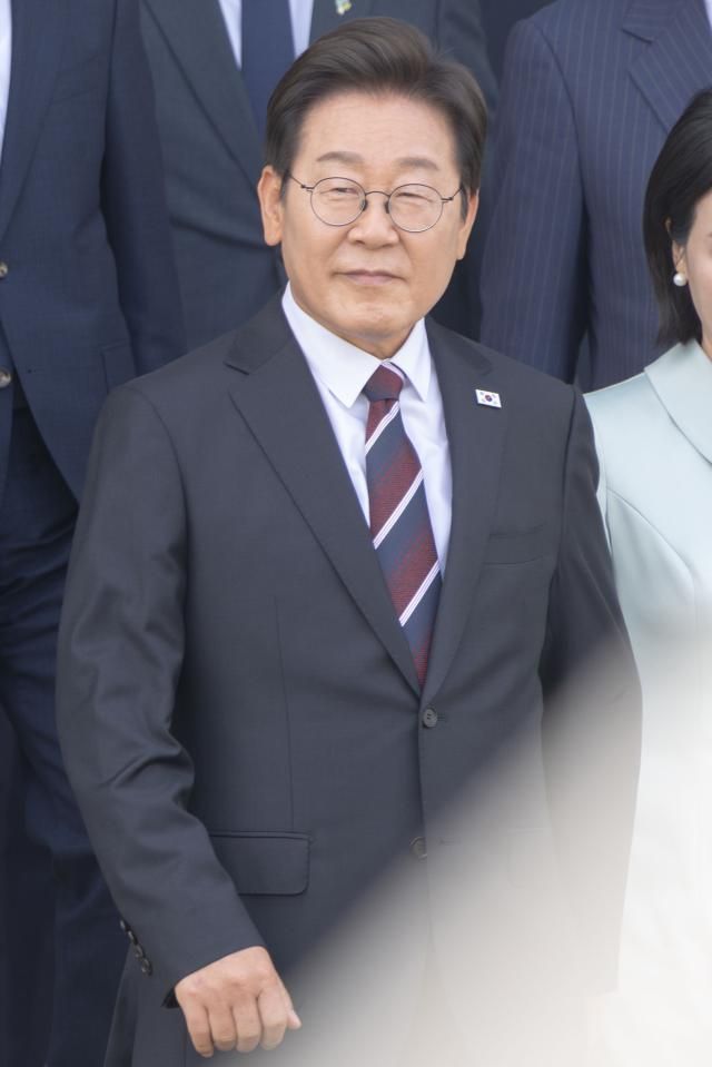 이재명 대통령이 캐나다에서 열리는 주요 7개국G7 정상회의 참석을 위해 16일 오후 경기도 성남 서울공항을 통해 출국하고 있다 20250616사진유대길 기자 dbeorlf123ajunewscom