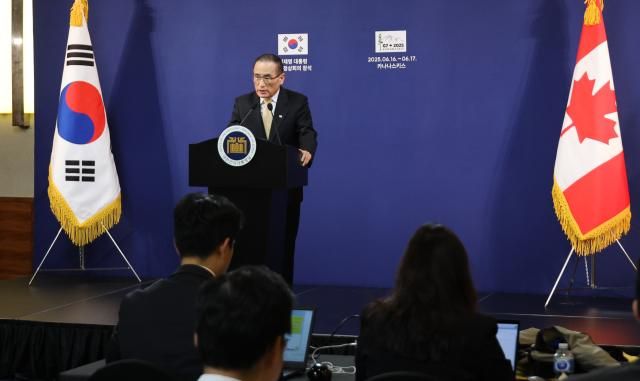 위성락 대통령실 국가안보실장이 16일현지시간 캐나다 앨버타주 캘거리의 한 호텔의 한국 프레스센터에서 이재명 대통령의 주요 7개국G7 정상회의 관련 브리핑을 하고 있다 사진연합뉴스