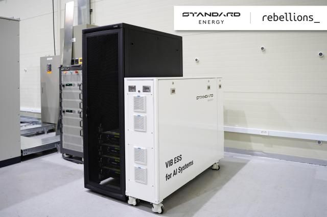 아톰ATOM 칩이 탑재된 NPU AI 서버랙과 스탠다드에너지의 VIB ESS를 연동한 AI 인프라 전력보조 시스템 사진리벨리온