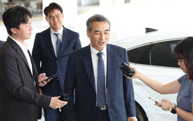 윤석열 전 대통령의 부인 김건희 여사에 대한 의혹을 수사할 민중기 특별검사가 박세현 서울고등검찰청장 면담을 위해 18일 서울 서초구 서울고검으로 향하는 모습 사진연합뉴스