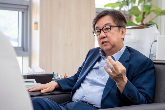 조동철 한국개발연구원KDI 원장이 지난 10일 세종시 집무실에서 아주경제신문과 인터뷰하고 있다사진한국개발연구원