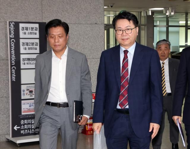 국정기획위원회 이한주 위원장이 18일 정부세종컨벤션센터에서 열린 경제1분과 기획재정부 업무 보고장에 입장하고 있다 왼쪽은 조승래 대변인 사진연합뉴스