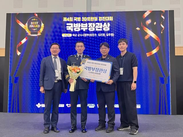 ‘폭탄투하 드론 설계 및 제작능력 확보’로 우수사례 부문 국방부장관상을 수상한 육군 군수사령부 소속 김진원 소령 등 3명이 이갑수 국방부 군수관리관사진 맨 왼쪽과 함께 기념사진을 촬영하고 있다 사진국방부 