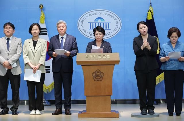 조국혁신당 김선민 당대표 권한대행을 비롯한 소속 의원들이 지난 18일 서울 여의도 국회 소통관에서 검찰독재 정치보복 진상규명과 피해회복을 위한 특별법 발의 기자회견을 하고 있다 사진연합뉴스