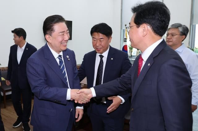 김병기 더불어민주당 당대표 직무대행 겸 원내대표와 국민의힘 송언석 원내대표가 18일 서울 여의도 국회 더불어민주당 원내대표실에서 추경안 원구성 등 현안을 논의한 뒤 헤어지며 악수하고 있다 사진연합뉴스