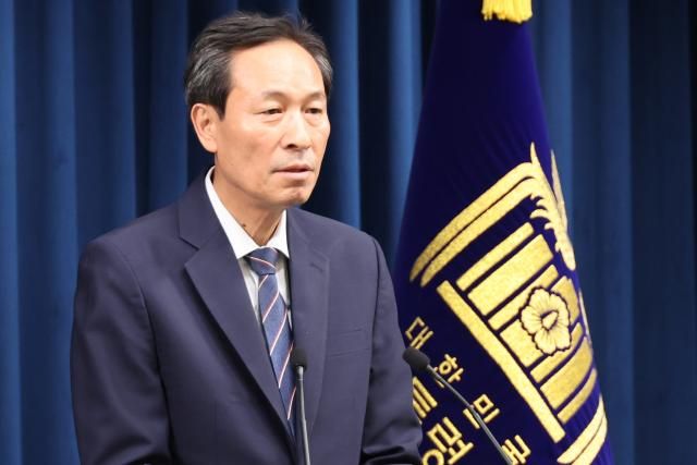 우상호 대통령실 정무수석이 19일 용산 대통령실에서 이재명 대통령과 여야 지도부 오찬 예정 관련 브리핑을 하고 있다 사진연합뉴스