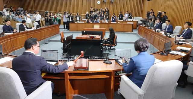 18일 국회에서 열린 국무총리 임명 동의에 관한 인사청문특별위원회 회의에서 국민의힘 소속 이종배 위원장이 의사봉을 두드리고 있다 