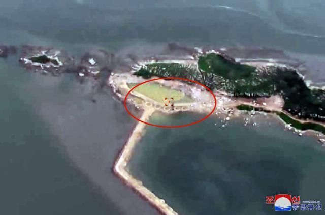 김정은 북한 국무위원장이 2024년 8월 27일 제2경제위원회 산하 국방공업기업소들이 생산한 240㎜ 방사포 무기 체계의 검수시험 사격을 참관했다고 조선중앙통신이 28일 보도했다 사진연합뉴스 