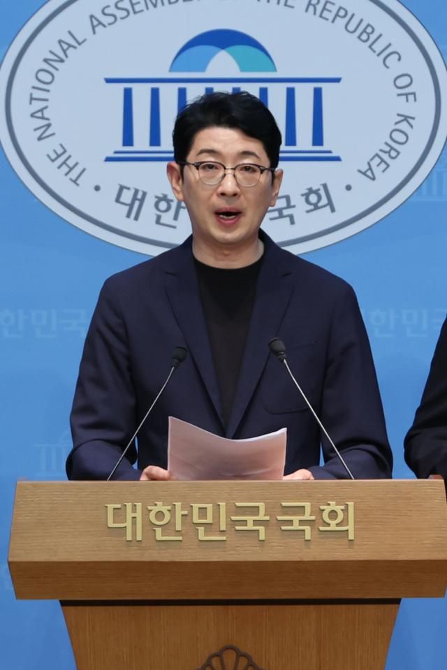 국무총리 인사청문특위 위원인 국민의힘 주진우 의원이 지난 18일 서울 여의도 국회 소통관에서 김민석 후보자의 재산 의혹과 관련 자금 출처를 밝힌 자료 제출을 요구하고 있다 사진연합뉴스