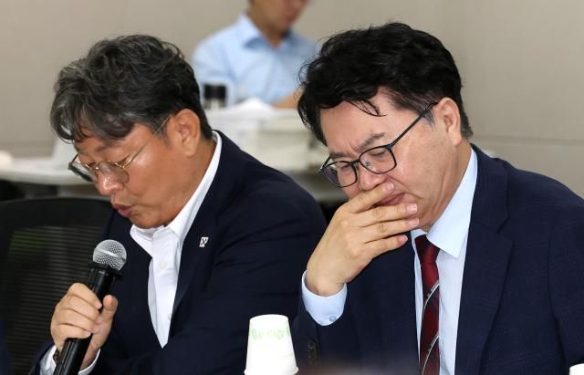 이한주 국정기획위원장이 19일 정부세종컨벤션센터에서 열린 경제2분과의 산업통상자원부 업무보고에서 굳은 표정으로 자료를 살펴보고 있다 왼쪽은 이춘석 경제2분과위원장 사진연합뉴스