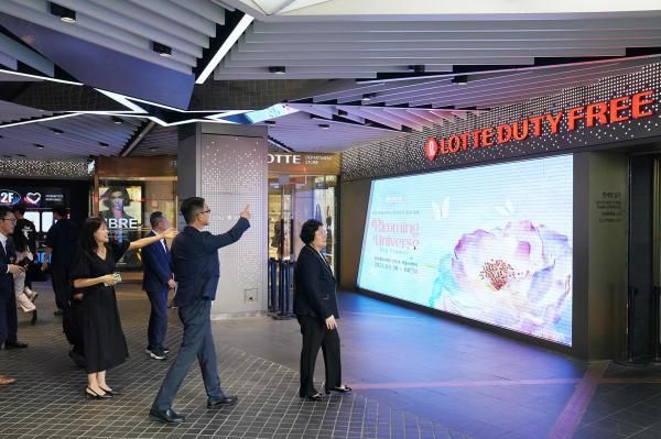 리우쿤 중국여유그룹 부총경리오른쪽 첫번째 등 중국국영면세점그룹CDFG과 모기업인 중국여유그룹 임원진이 지난 18일 서울 중구 롯데면세점 명동본점 스타에비뉴를 둘러보고 있다 사진롯데면세점