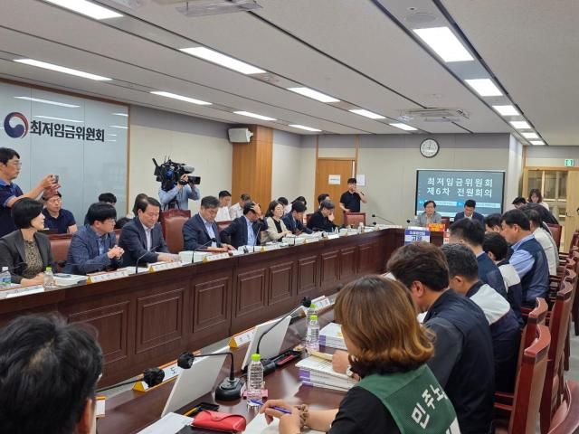 최저임금위원회가 19일 정부세종청사에서 제6차 전원회의를 개최했다 사진김유진 기자