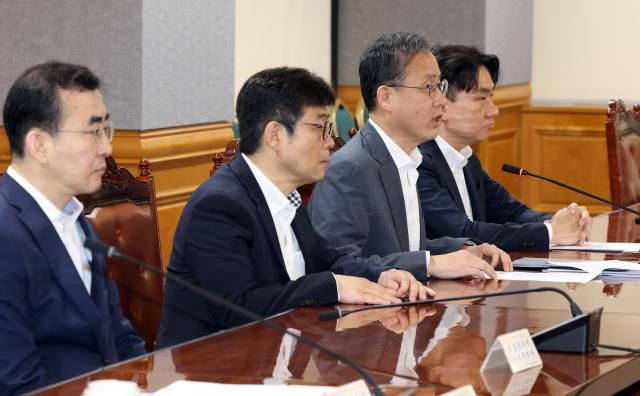 이형일 기재부 장관 직무대행 1차관이 19일 서울 중구 은행회관에서 열린 거시경제금융회의에서 발언을 하고 있다사진연합뉴스