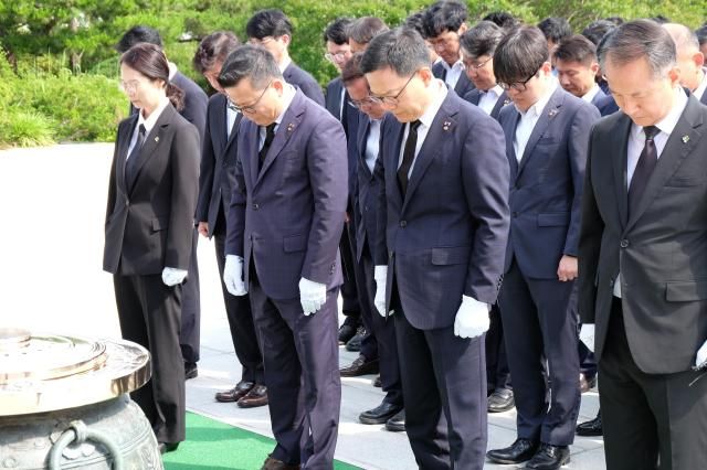 손재일 한화에어로스페이스∙한화시스템 대표우측 두번째와 어성철 한화오션 특수선사업부장좌측 두번째이 임직원들과 함께 19일 국립서울현충원에서 참배하고 있다