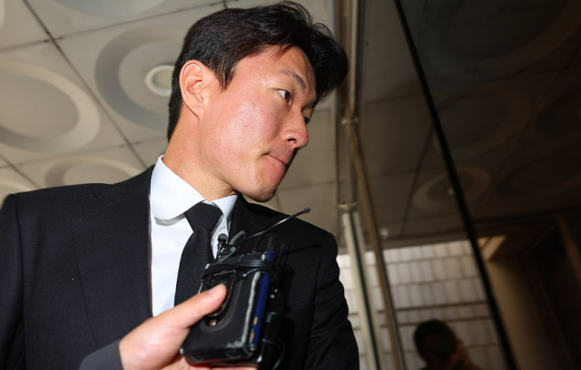 불법 촬영 혐의로 1심에서 징역 1년에 집행유예 2년을 선고받은 축구선수 황의조가 19일 서울 서초구 서울고등법원에서 열린 2심 첫 공판에 출석했다 사진연합뉴스