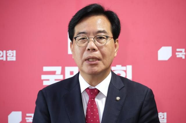 송언석 국민의힘 원내대표가 18일 국회 원내대표실에서 당 3선 4선 의원들과 간담회를 마친 뒤 발언하고 있다 사진연합뉴스