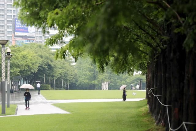 부산 공원서 흉기로 시민 폭행…40대女 송치 부산 공원서 흉기로 시민 폭행…40대女 송치