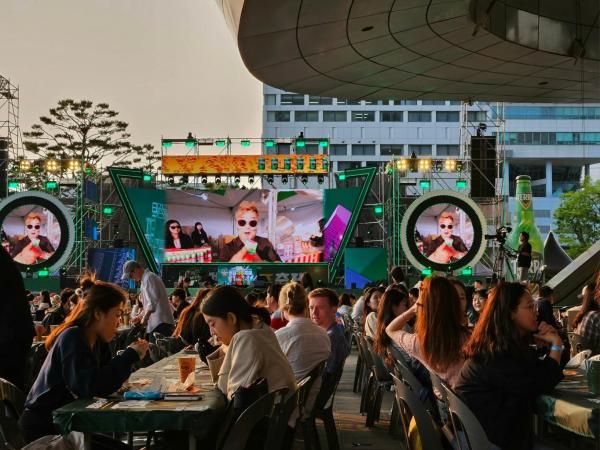 부산 센텀맥주축제 방문객들이 테이블에서 이야기를 나누며 맥주를 마시고 있다 사진홍승완 기자