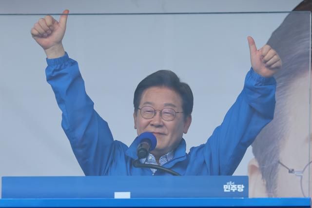 더불어민주당 이재명 대선 후보가 선거를 하루 앞둔 2일 경기도 스타필드 하남점 광장에서 열린 유세에서 시민들에게 지지를 호소하고 있다사진연합뉴스