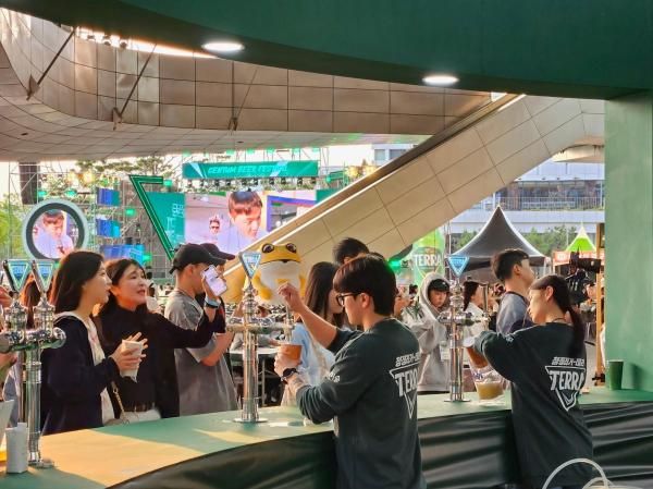 지난달 30일 부산 영화의전당 두레라움광장에서 열린 부산 센텀맥주축제에서 방문객들이 맥주 부스에서 테라를 기다리는 모습 사진홍승완 기자