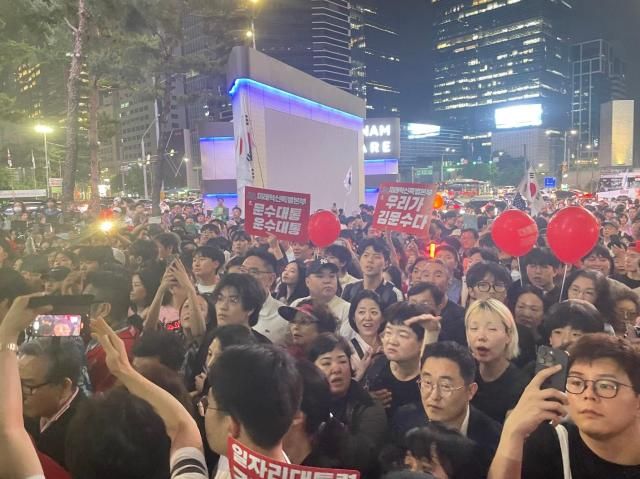 2일 서울 강남역에서 김문수 국민의힘 후보를 지지하는 사람들이 모여 있다 사진이다희 기자