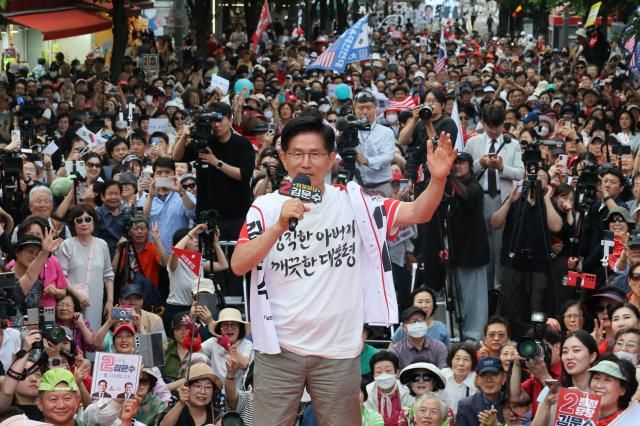 김문수 국민의힘 대선 후보가 지난 1일 서울 서대문구 신촌역에서 열린 집중유세에서 지지를 호소하고 있다 사진연합뉴스