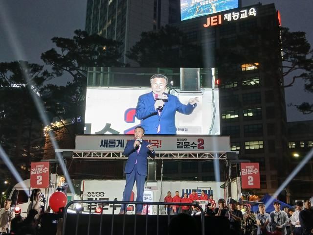 손학규 전 바른미래당 대표가 2일 서울시청 광장 유세에서 시민들에게 지지를 호소하고 있다 사진양보연 기자